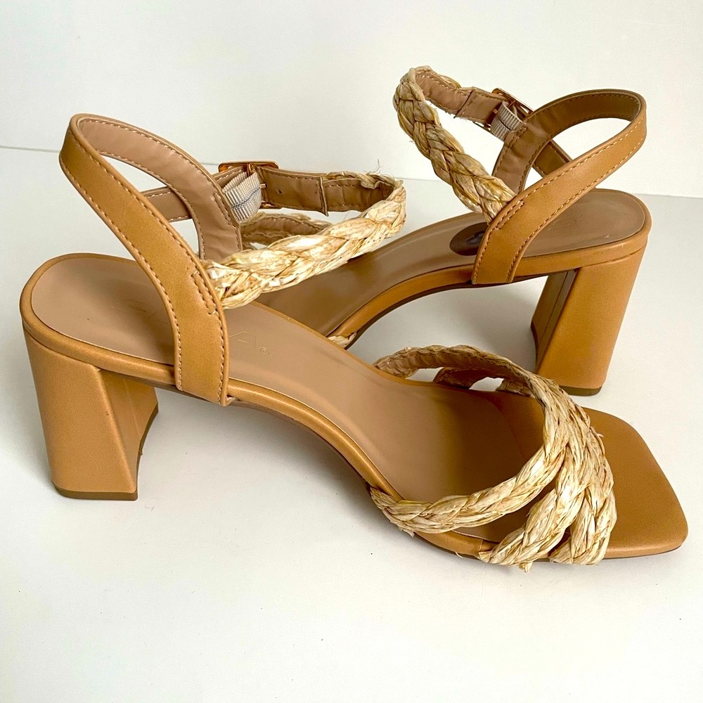Women’s SODA Sandals.Size8.